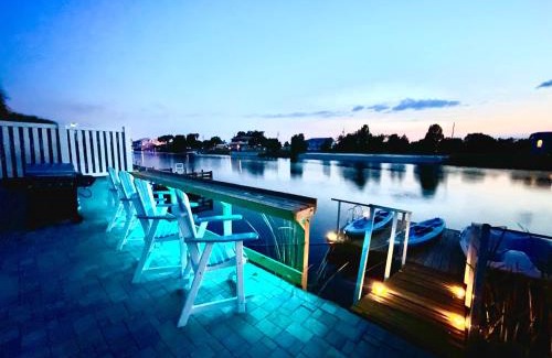 Spring Hill House | SaltwaterPool- GameRoom -Tropical Sunsets - Kayaks - Fishing