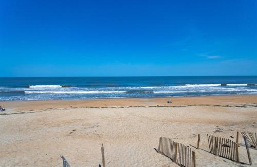 Duck House | Salty Breeze - Walk to Beach - Pool - Hot Tub - EV