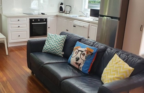 Moreton Bay Region House | Salty Dog Cottage - Pets Welcome - 400m to Kings Beach