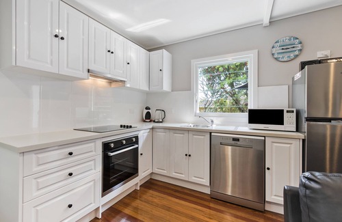 Moreton Bay Region House | Salty Dog Cottage - Pets Welcome - 400m to Kings Beach