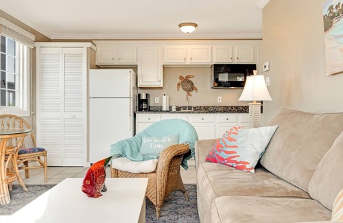 Flagler Beach Condo | Salty Kisses Seaside Condo just steps to the beach and fishing pier