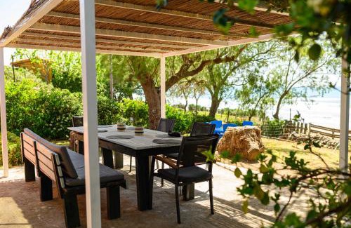 Katakolo Villa | Salty Noses Beach House Paradise Perfect for Families
