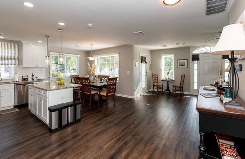 Villas House | Salty Pup. New, spacious, renovated house! PET FRIENDLY large fenced yard!