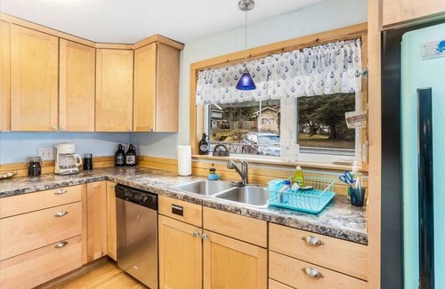Seward Cottage | Salty Sam's Cozy Downtown Home