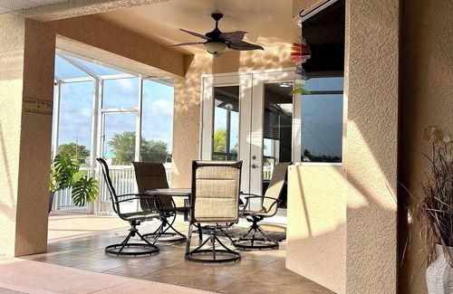 Mariner House | Salty Seahorse Serenade Lake 4-bedroom house in Cape Coral A/C POOL WiFi