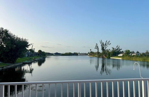 Mariner House | Salty Seahorse Serenade Lake 4-bedroom house in Cape Coral A/C POOL WiFi