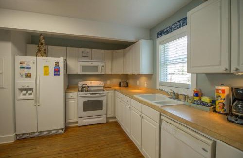 Sunset Point Villa | Salty Shack Unit B - Salty Shack - Dog Friendly Home - Across from the Beach - Central Location!