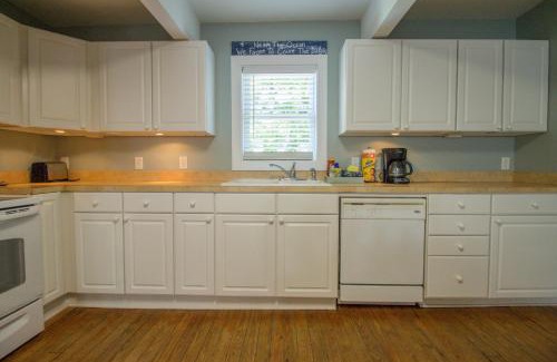 Sunset Point Villa | Salty Shack Unit B - Salty Shack - Dog Friendly Home - Across from the Beach - Central Location!