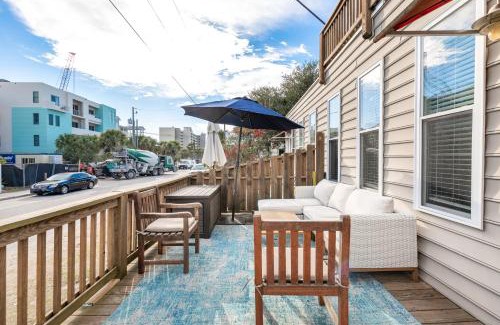 Sunset Point Villa | Salty Shack Unit B - Salty Shack - Dog Friendly Home - Across from the Beach - Central Location!