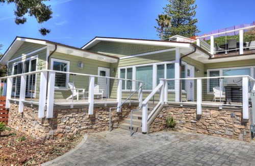 Morro Bay Condo | Salty Sisters Suites at Morro Rock - large suite with rock view