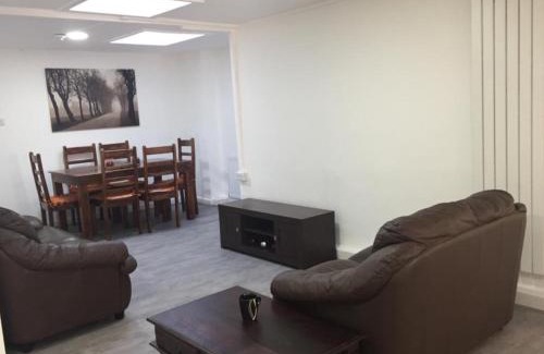 Rusholme House | Sama's Stylish Apartment Room 1