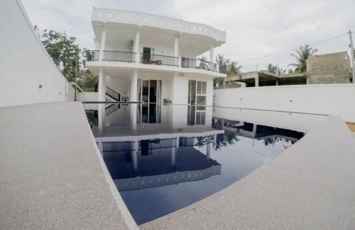 Patuwatha House | Sambo White House Hikkaduwa - 5BD Entire Villa