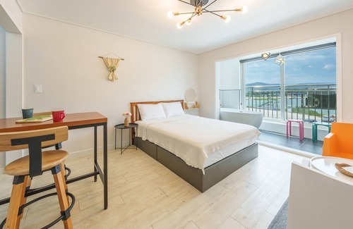 Samcheok House | Samcheok Kong & Bee Ocean View Spa Pensi
