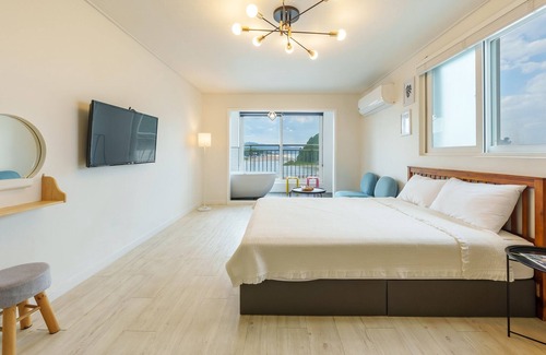 Samcheok House | Samcheok Kong & Bee Ocean View Spa Pensi