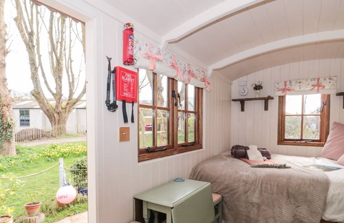 Osmington Mills Cottage | SAMPHIRE AT MIDDLE ACRE, romantic, with hot tub in Ringstead