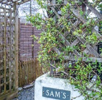 Loch Tay House | Sams Cottage with Loch Tay Vistas and Hot Tub