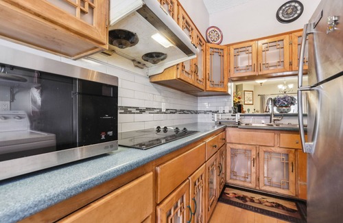 Blossoms Park House | San Antonio Townhome: Community Pool & Hot Tub!