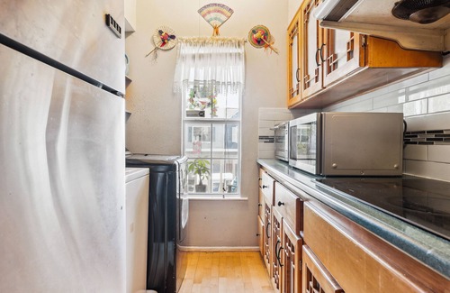 Blossoms Park House | San Antonio Townhome: Community Pool & Hot Tub!