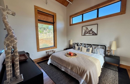 Uptown Cabin | San Antonio Zoo - Spekboom Giraffe Lodge