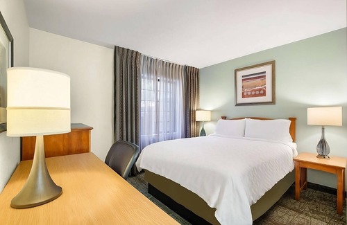Carmel Mountain Ranch Hotel | San Diego Escape: Suites with Pool, Breakfast, Parking & Close to Attractions!