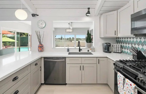 San Carlos House | San Diego Oasis- A Retro Retreat w/King Size Bed!