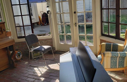 San Bruno House | San Francisco Suburb French farmhouse - great location