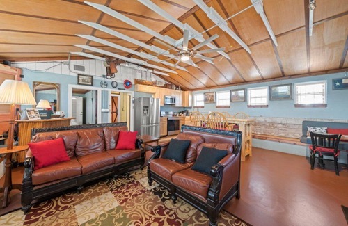 Martindale House | San Marcos Get Away! Waterfront with Gameroom and Pickleball court! No pets!