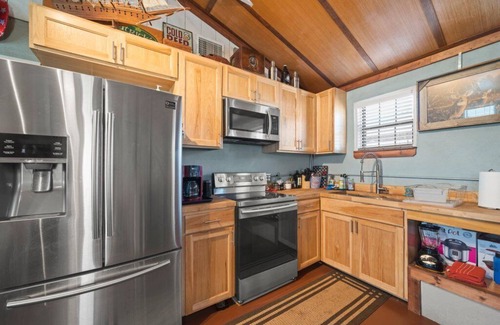 Martindale House | San Marcos Get Away! Waterfront with Gameroom and Pickleball court! No pets!