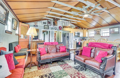Martindale House | San Marcos River Hideaway w/Game Room + Fire Pit