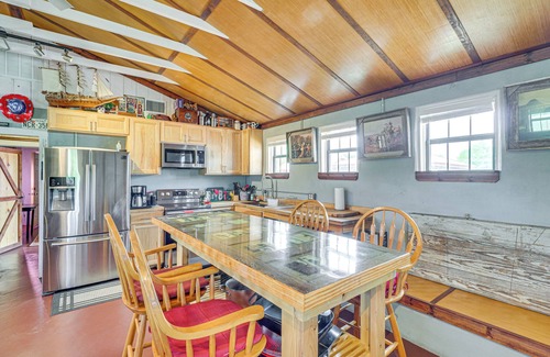Martindale House | San Marcos River Hideaway w/Game Room + Fire Pit