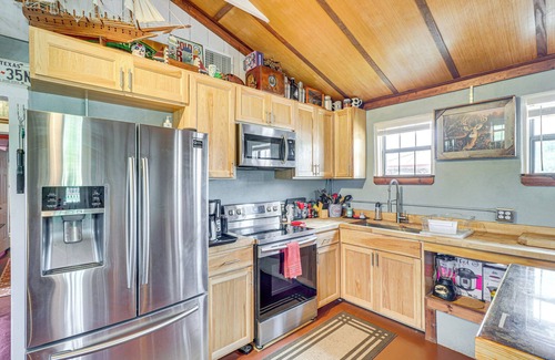 Martindale House | San Marcos River Hideaway w/Game Room + Fire Pit