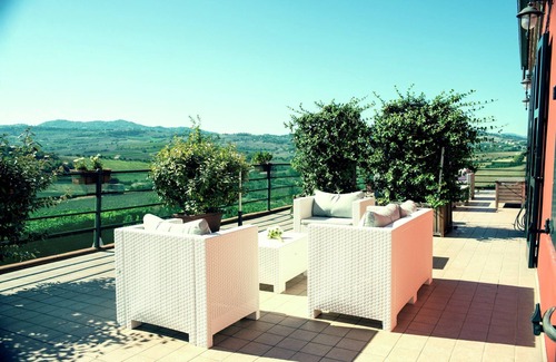 Passano Apartment | San Marino Poolside Stay