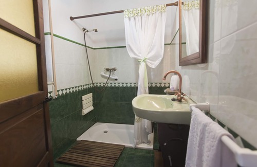 Valdes Cottage | San Martin Rural Apartments. Ferreiro House Climatized pool. Yard.