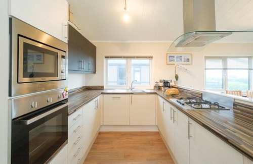 Leiston Cottage | San Remo - sleeps 6 guests in 3 bedrooms