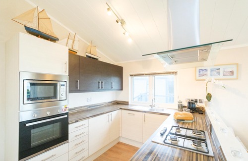Leiston Cottage | San Remo - sleeps 6 guests in 3 bedrooms