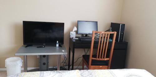 Northwest Calgary House | San Yin Homestay private bedroom with private washroom