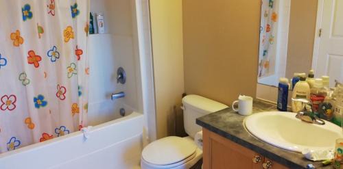 Northwest Calgary House | San Yin Homestay private bedroom with private washroom
