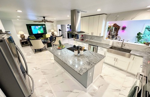 Lake Worth House | Sanctuary 7BR Sleeps 16, Heated Pool, Tiki Bar, Pickleball, Gameroom, No Stairs