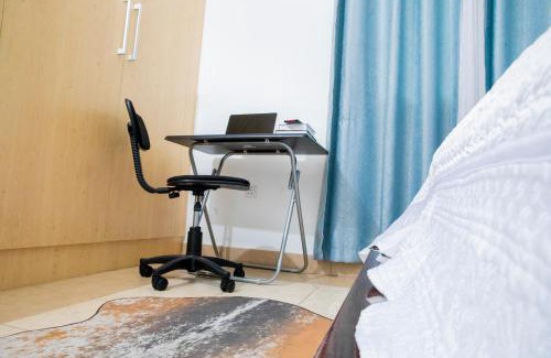 Lusaka Apartment | Sanctuary Aparthotel-AC-Garden- Solar-Wi-Fi -Firepit-Park-Carport
