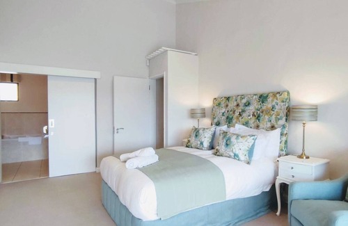 Robberg Beach Apartment | Sanctuary Beach Hideaway | 50m walk onto Beach