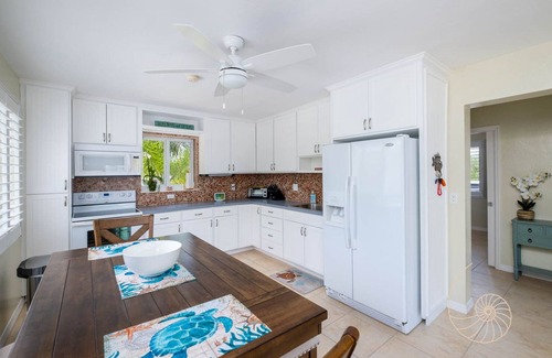 Long Key House | Sand 'N Sea ~ 3 Bedroom Canal Front Home w/Pool in Layton