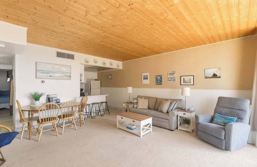 Seaside Condo | Sand & Sea (210) Agate Hunter - Cozy Ocean View