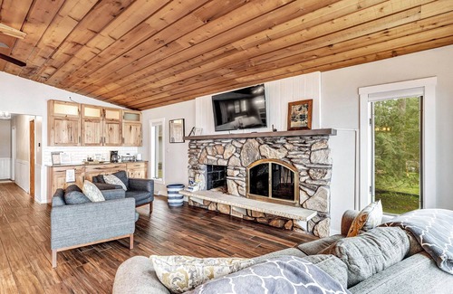 Brazeau Cottage | Sand Shoreline, Party Garage, Picturesque Sunsets!