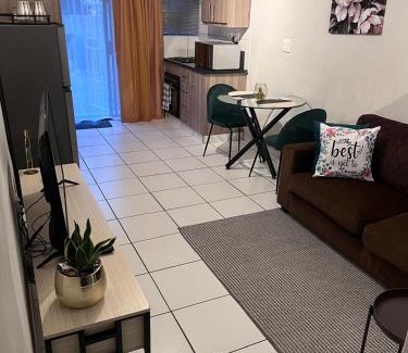 Edenvale House | Sandalion Cottage near OR Tambo Airport & Greenstone