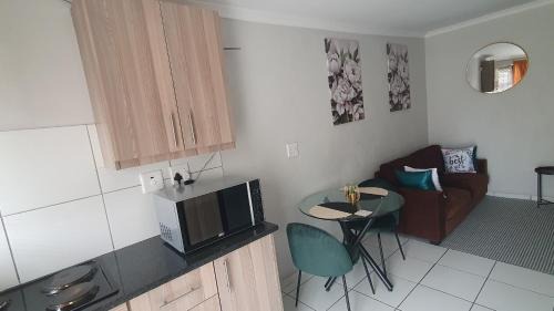 Edenvale House | Sandalion Cottage near OR Tambo Airport & Greenstone