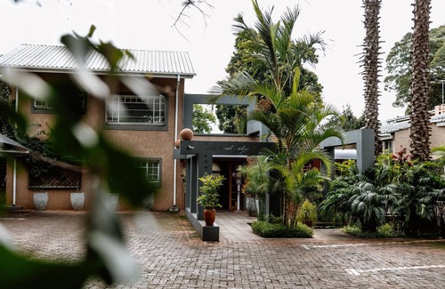 Harare Apartment | Sandalwood Lodge Luxury Suite with kitchenette - 2262