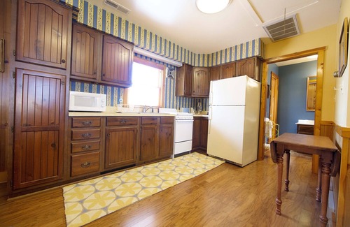 Oxford Apartment | Sandaway Suites & Beach - Full Kitchen & Private Beach Access - Location in Town