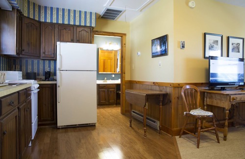 Oxford Apartment | Sandaway Suites & Beach - Full Kitchen & Private Beach Access - Location in Town