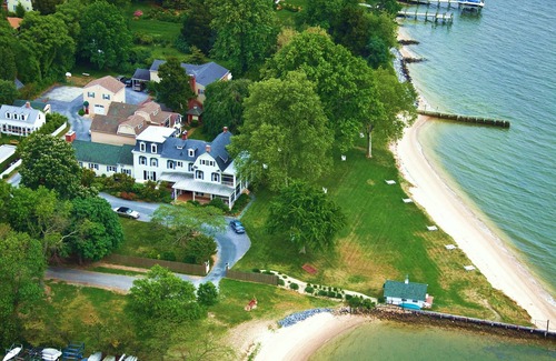 Oxford Apartment | Sandaway Suites & Beach - Full Kitchen & Private Beach Access - Location in Town