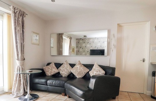 Bispham Apartment | SANDBANKS SUITE, country holiday cottage, with a garden in Bispham